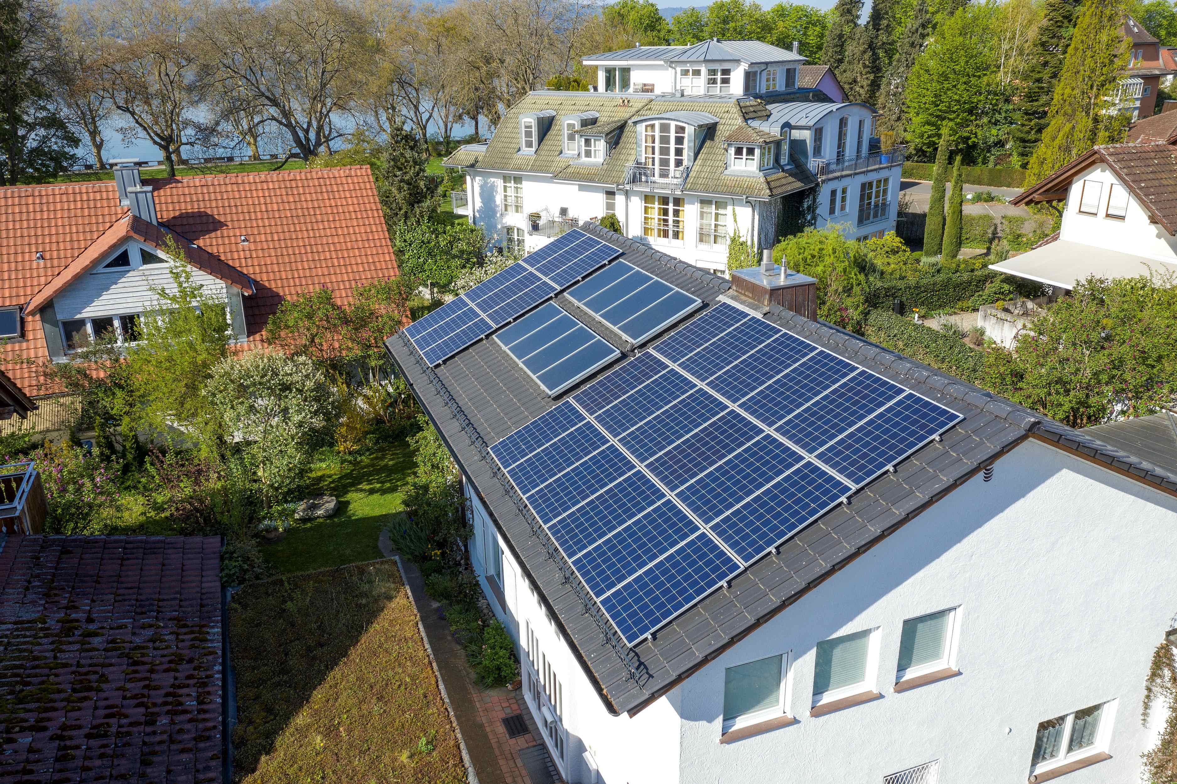 Photovoltaik-anlage auf einem Privathaus-Dach in Radolfzell