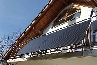 Balkon-Solaranlage auf einem Balkon.