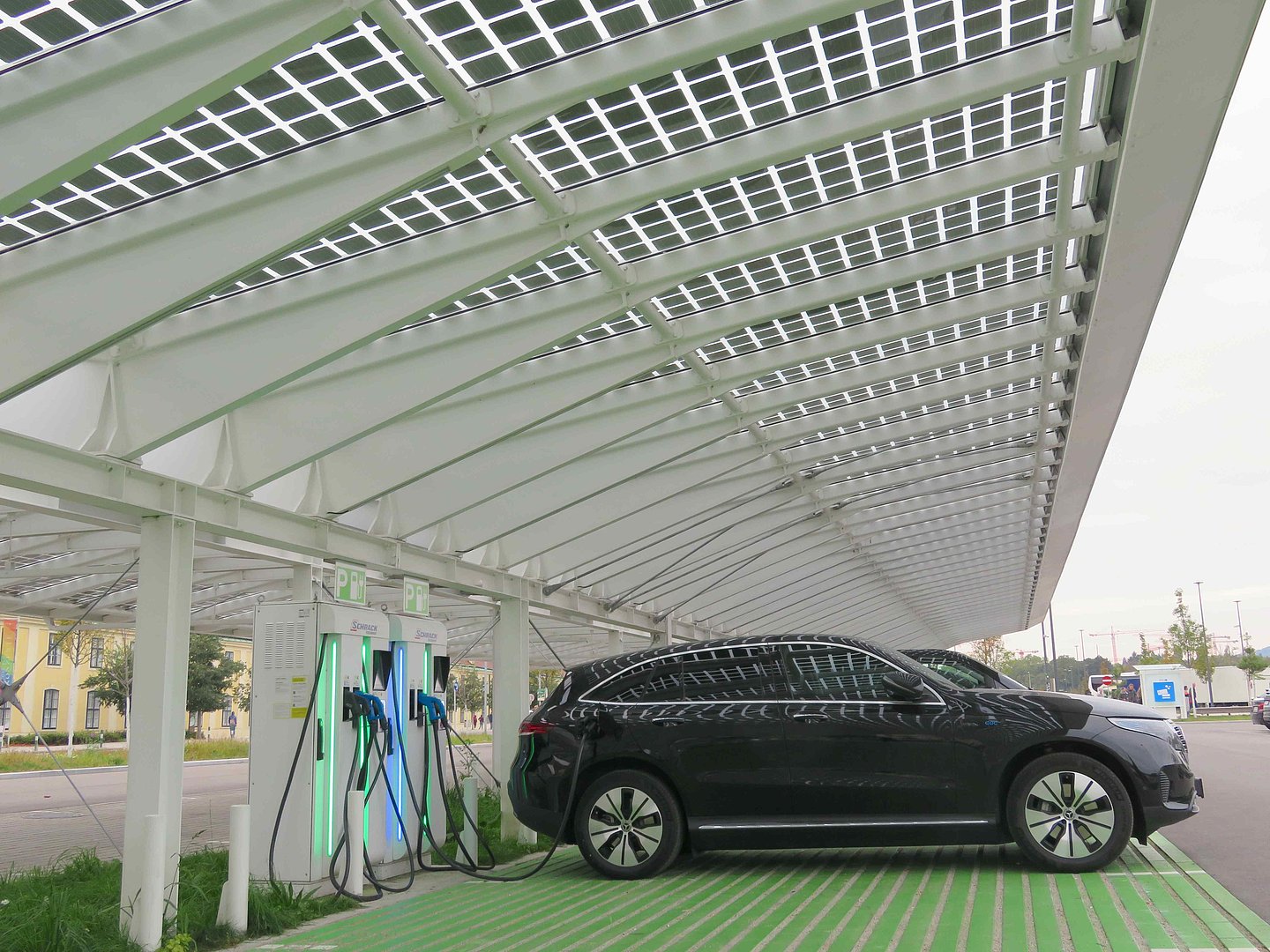 Photovoltaik-Parkplatz mit E-Ladesäule
