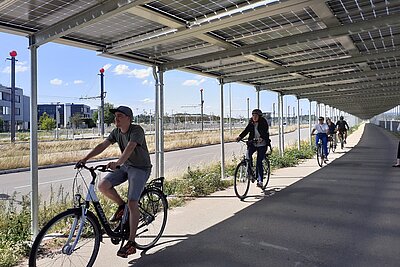Radfahrer*innen fahren auf dem Solarradweg