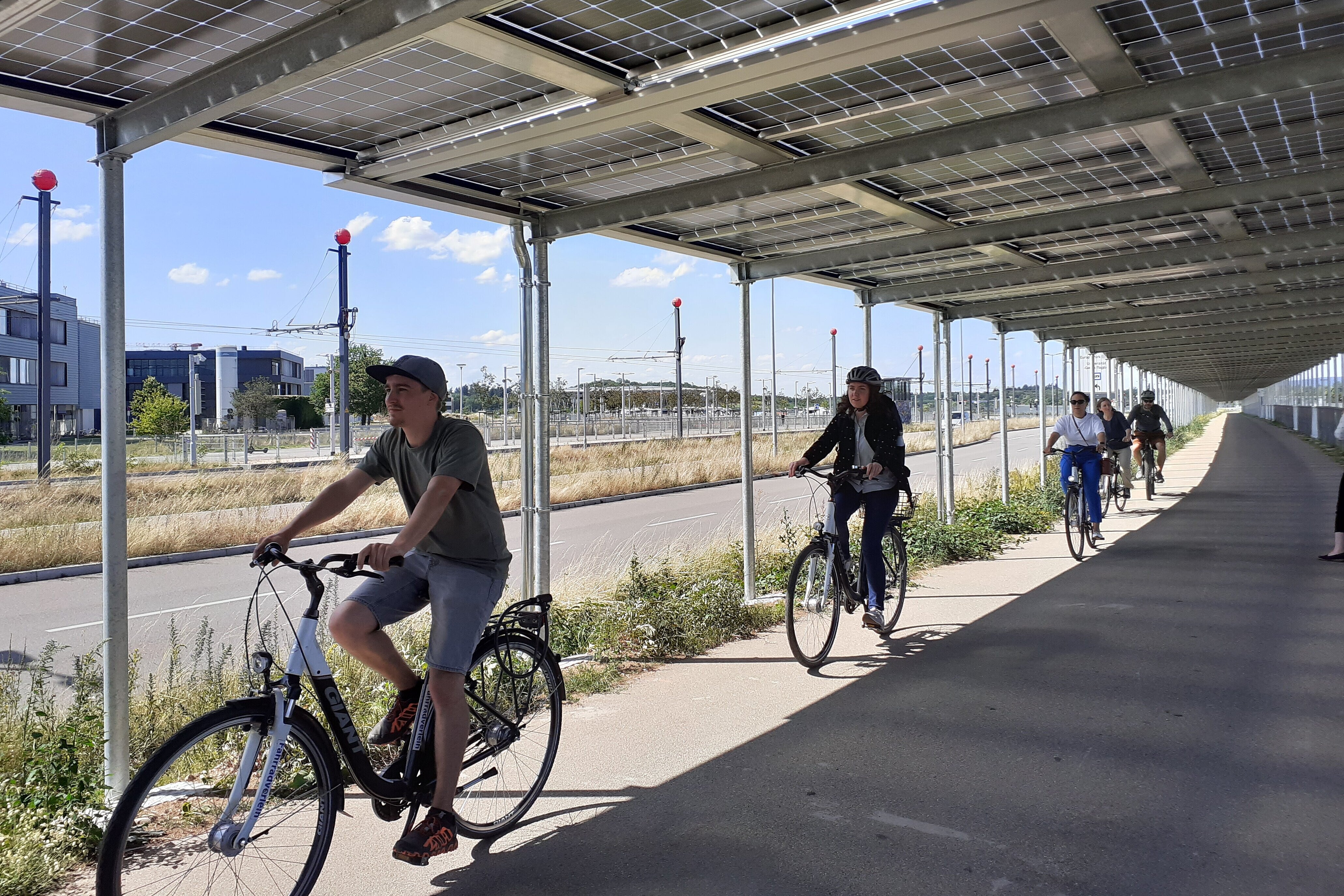 Radfahrer*innen fahren auf dem Solarradweg